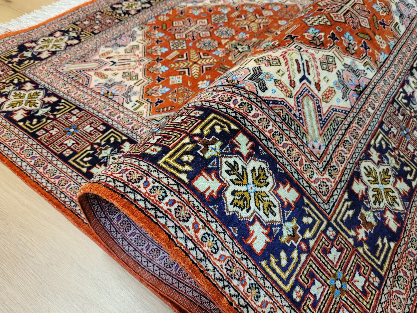 Ghom Seide auf Seide Teppich geometrisches Medaillon feine Knüpfung