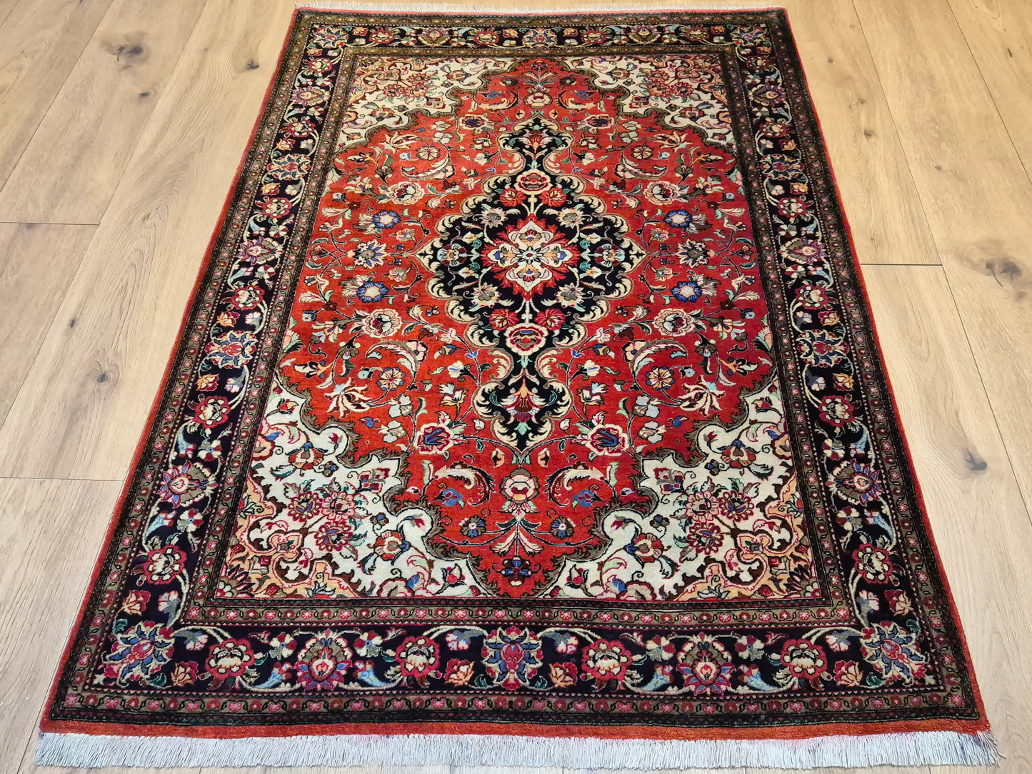 Ghom Teppich Seide auf Seide fein detailliertes Medaillonmuster