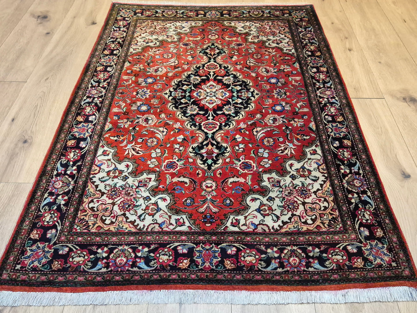 Ghom Teppich Seide auf Seide fein detailliertes Medaillonmuster