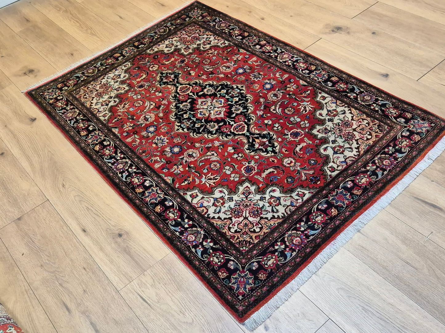 Ghom Teppich Seide auf Seide fein detailliertes Medaillonmuster