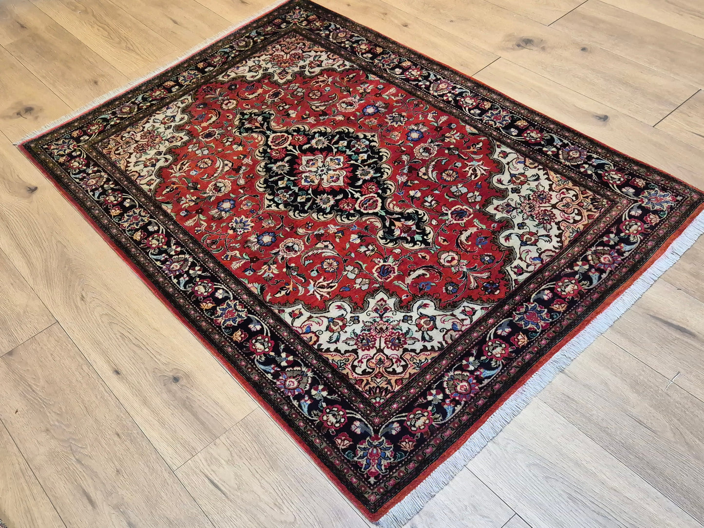 Ghom Teppich Seide auf Seide fein detailliertes Medaillonmuster