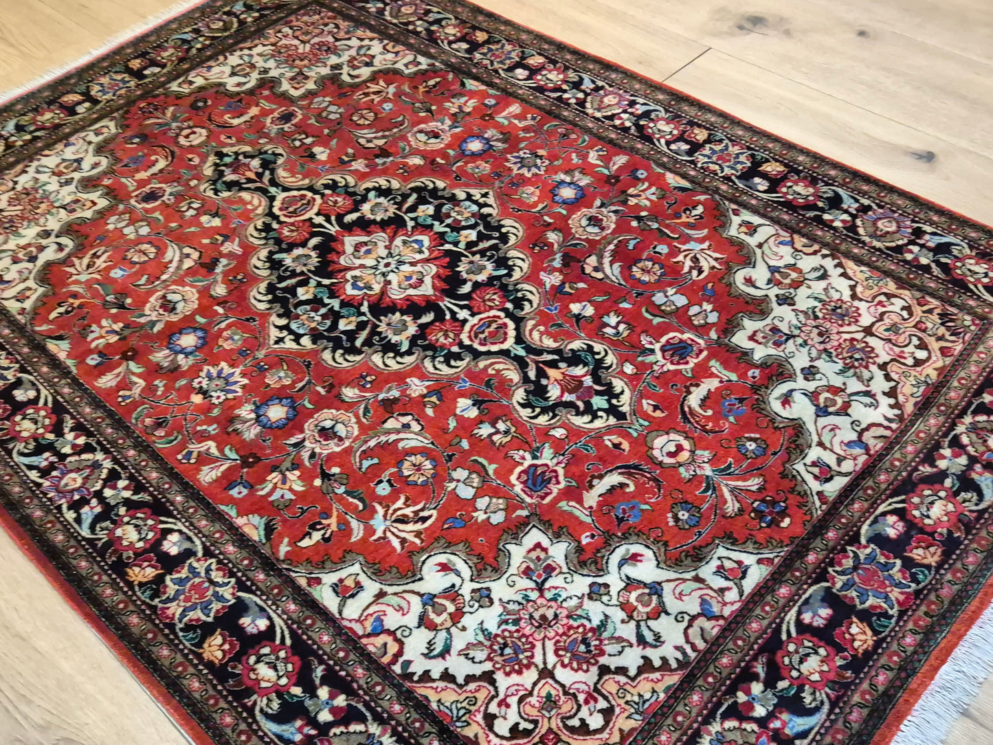 Ghom Teppich Seide auf Seide fein detailliertes Medaillonmuster