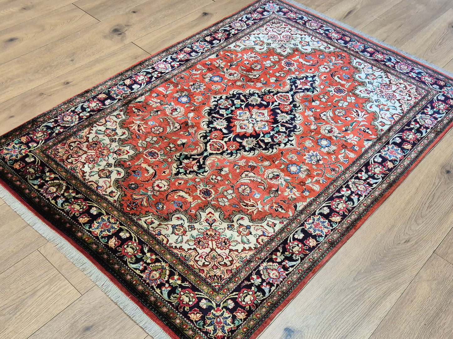 Ghom Teppich Seide auf Seide fein detailliertes Medaillonmuster