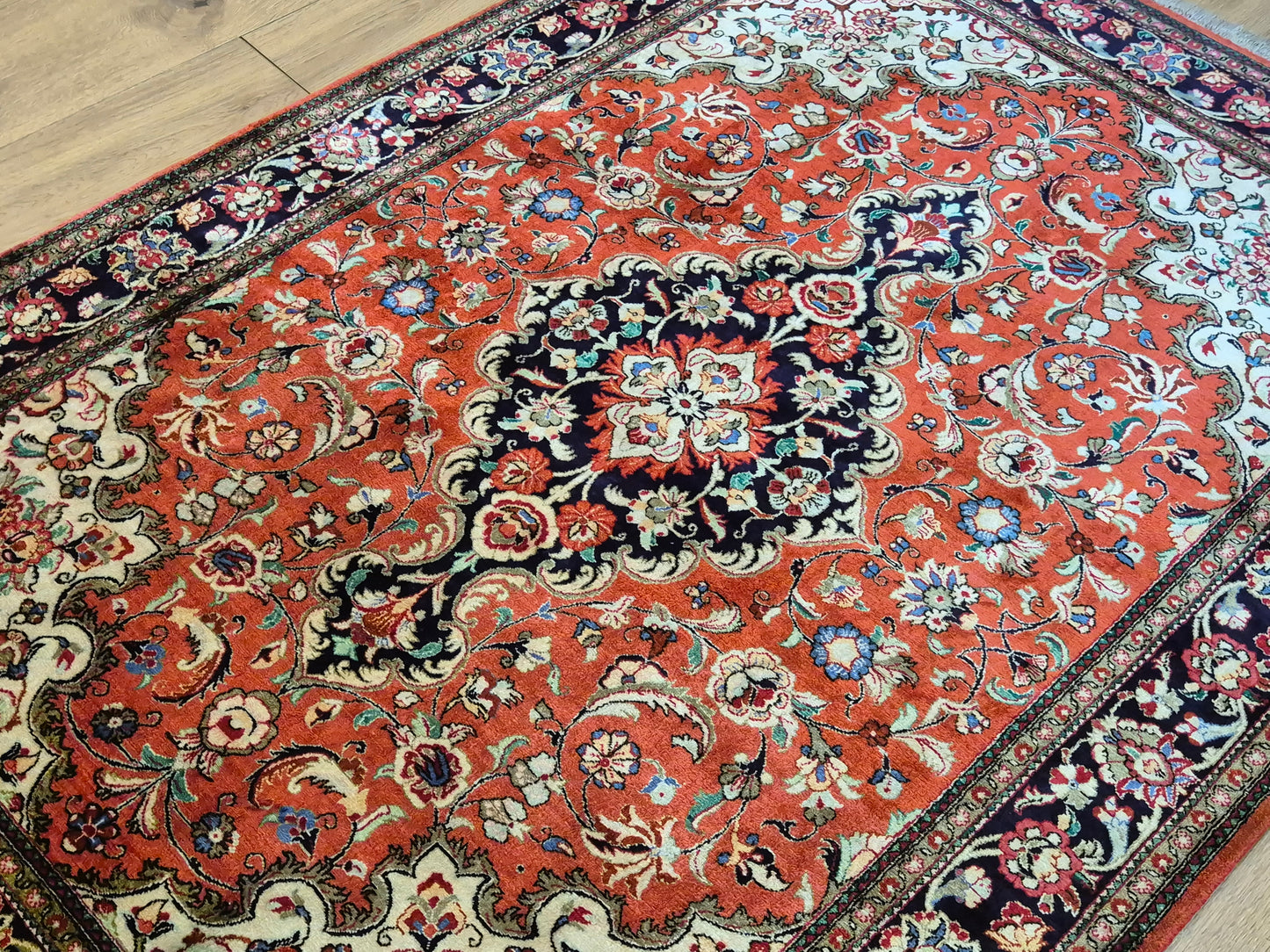 Ghom Teppich Seide auf Seide fein detailliertes Medaillonmuster