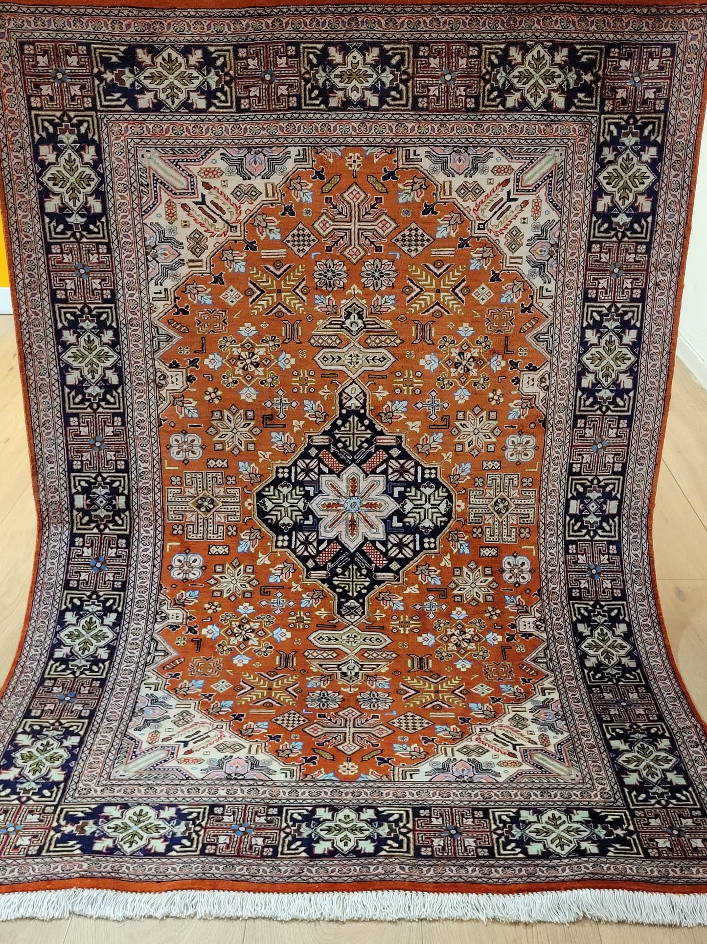 Ghom Seide auf Seide Teppich geometrisches Medaillon feine Knüpfung