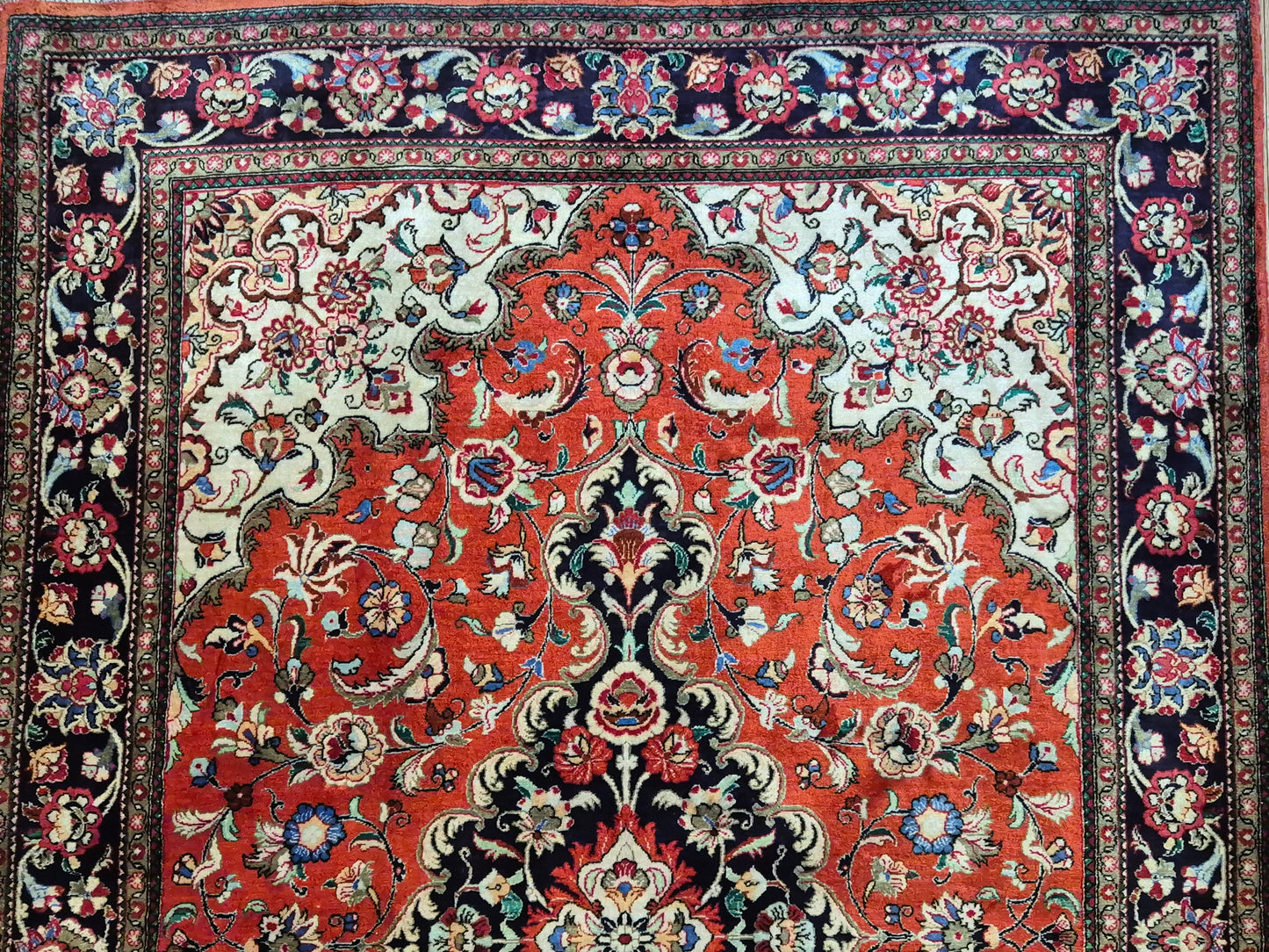 Ghom Teppich Seide auf Seide fein detailliertes Medaillonmuster