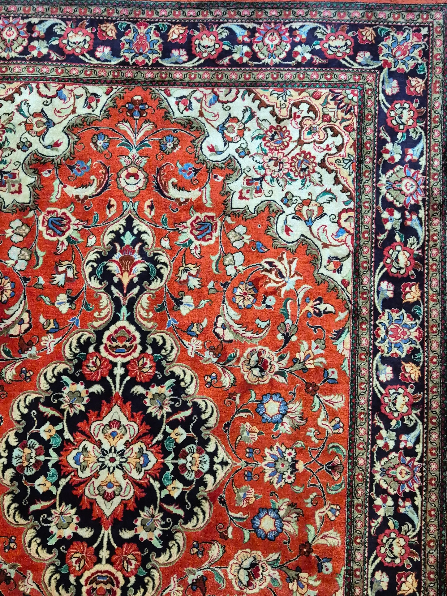 Ghom Teppich Seide auf Seide fein detailliertes Medaillonmuster