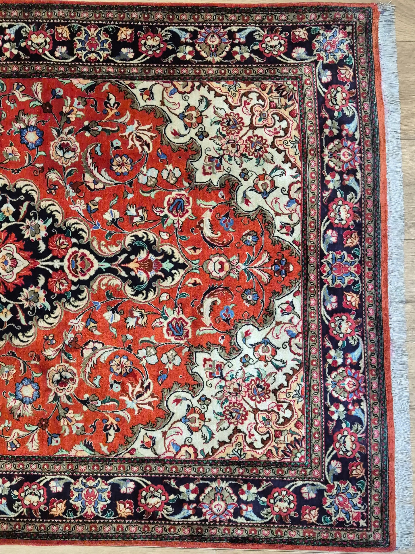 Ghom Teppich Seide auf Seide fein detailliertes Medaillonmuster