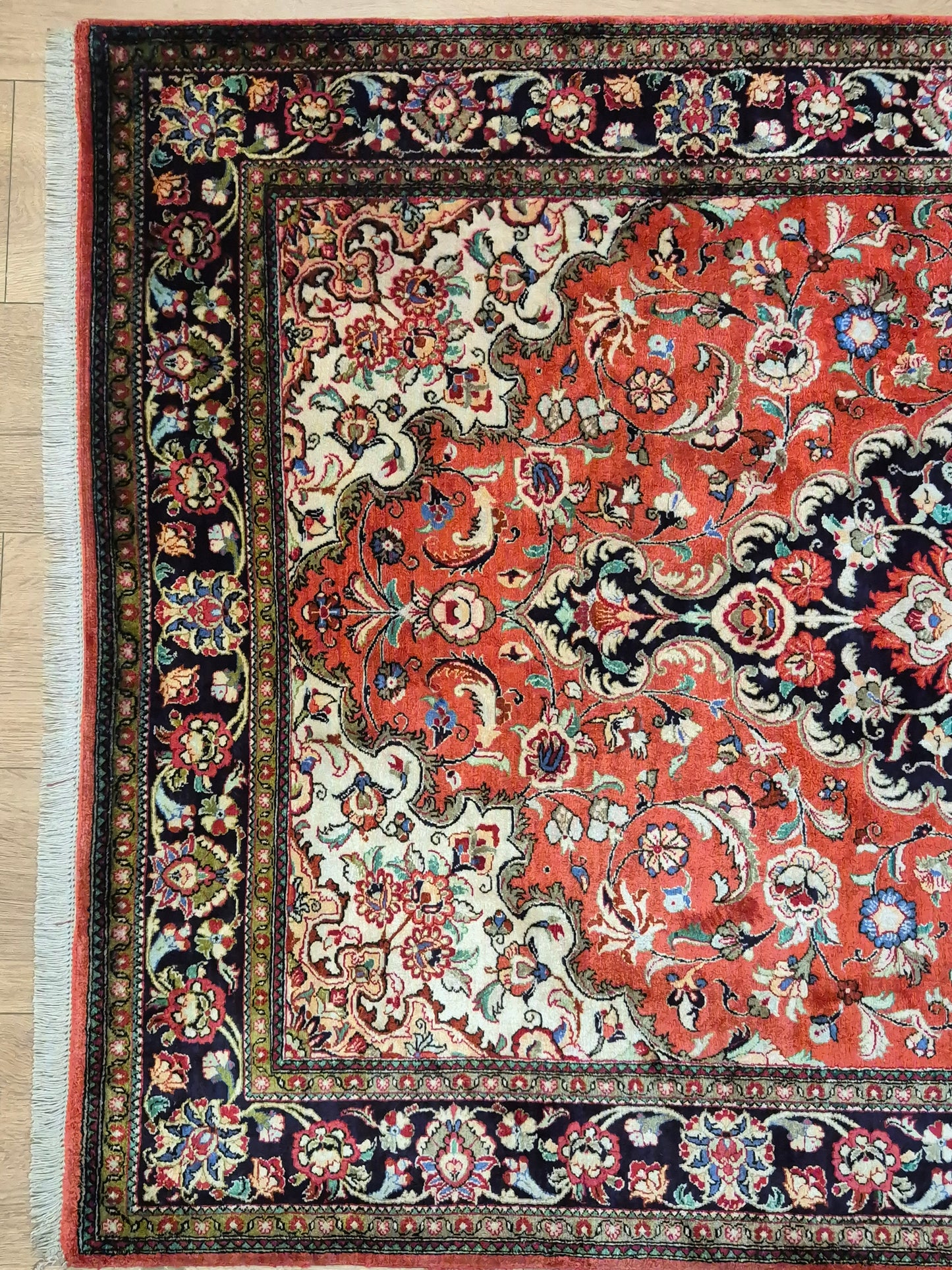 Ghom Teppich Seide auf Seide fein detailliertes Medaillonmuster