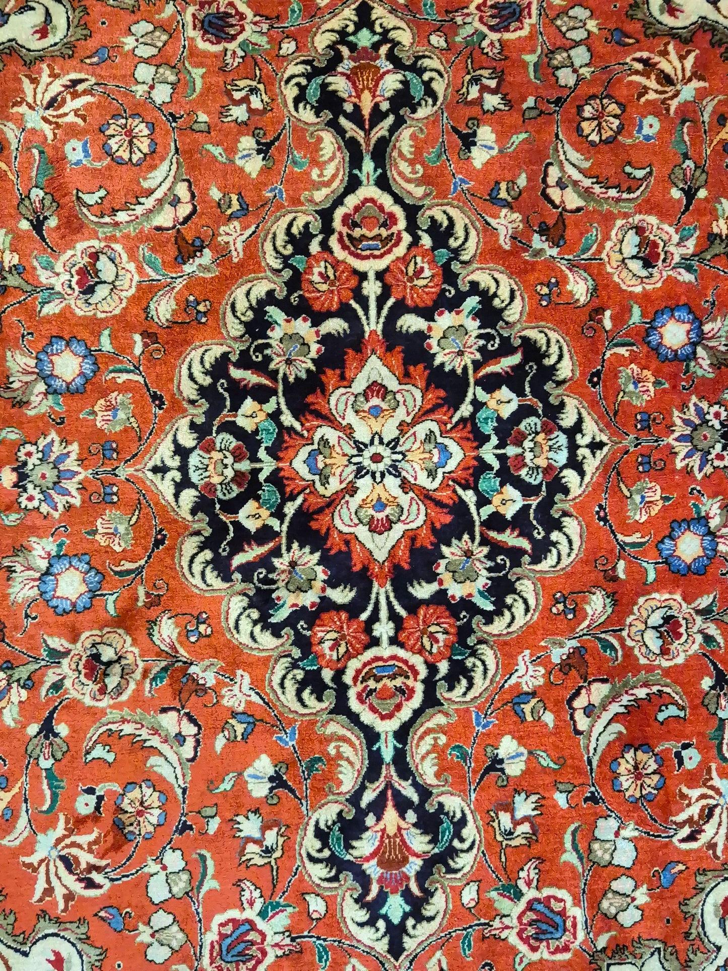 Ghom Teppich Seide auf Seide fein detailliertes Medaillonmuster