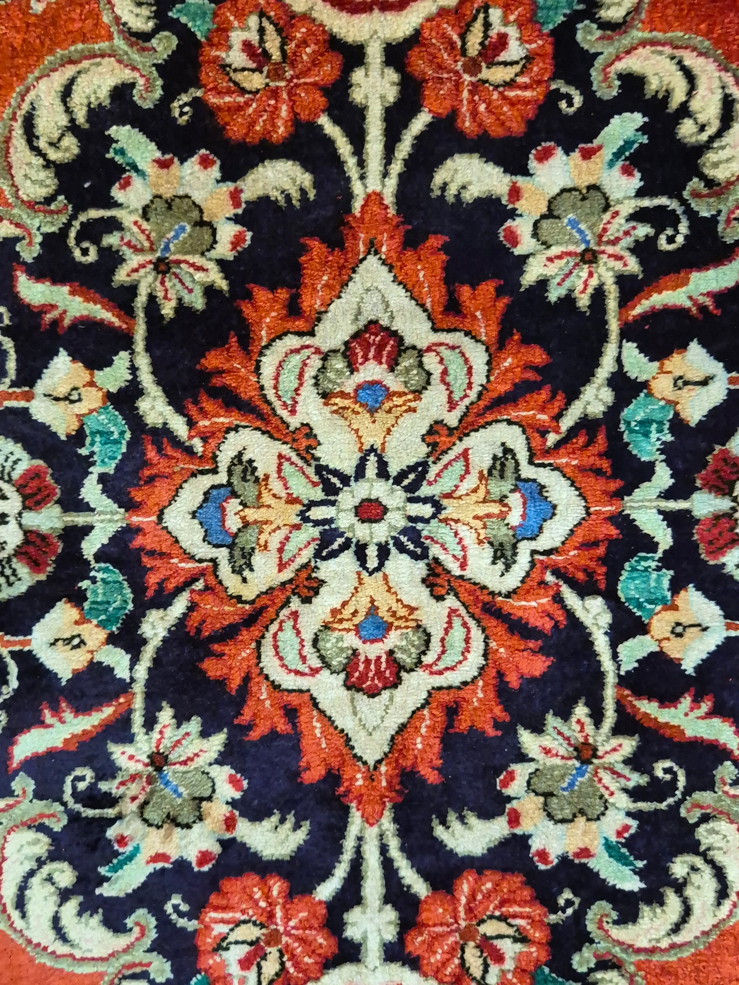 Ghom Teppich Seide auf Seide fein detailliertes Medaillonmuster