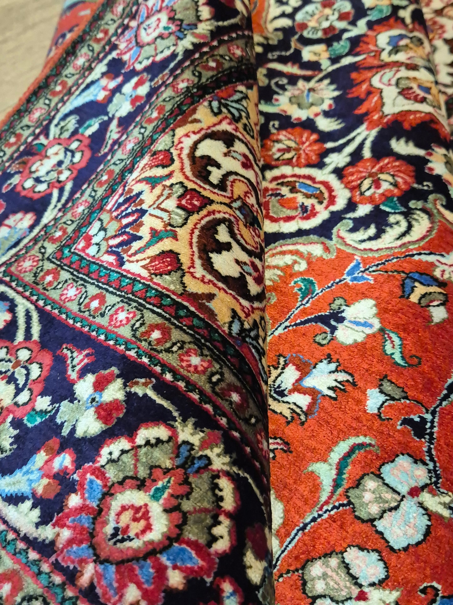 Ghom Teppich Seide auf Seide fein detailliertes Medaillonmuster