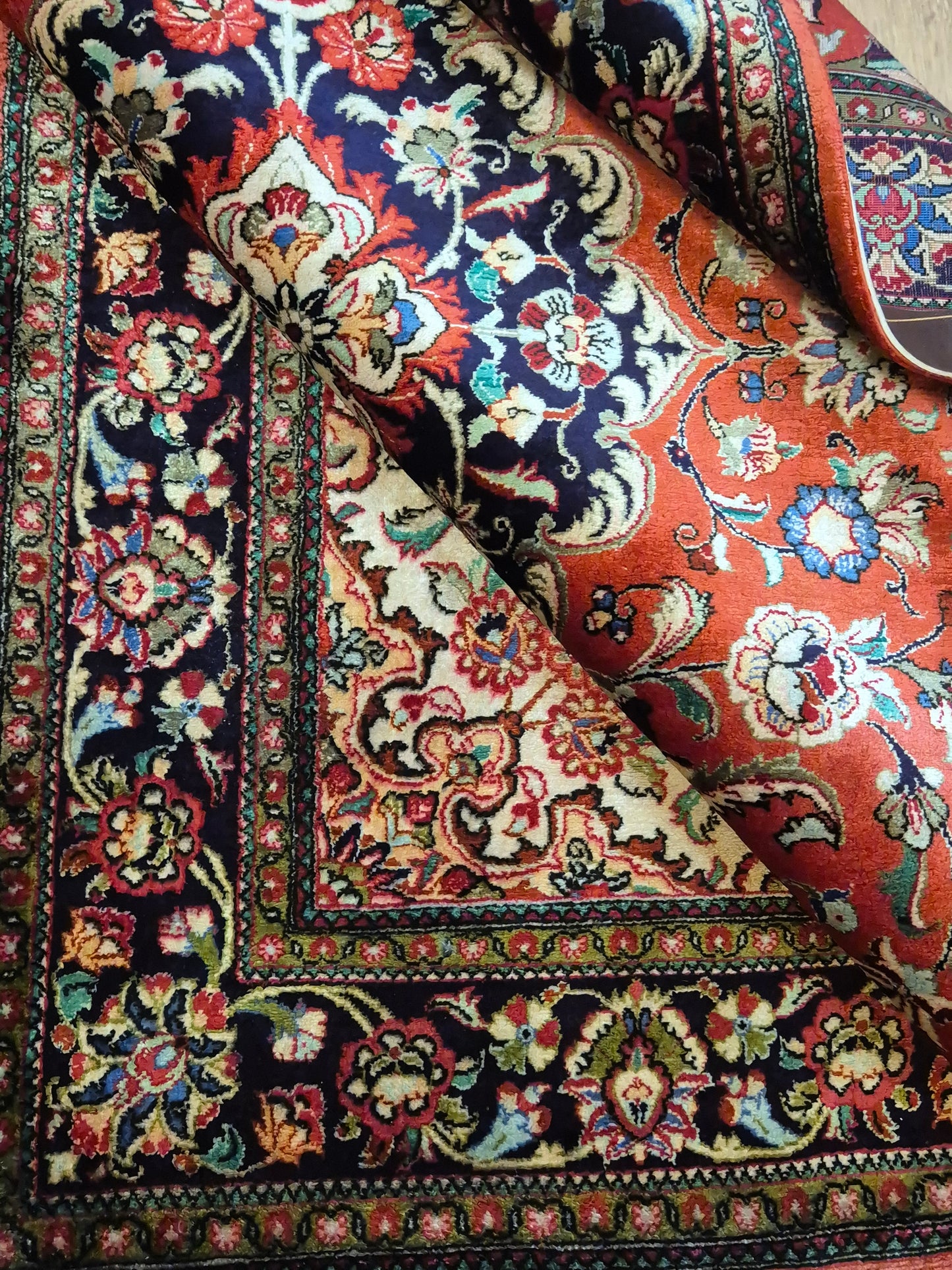 Ghom Teppich Seide auf Seide fein detailliertes Medaillonmuster