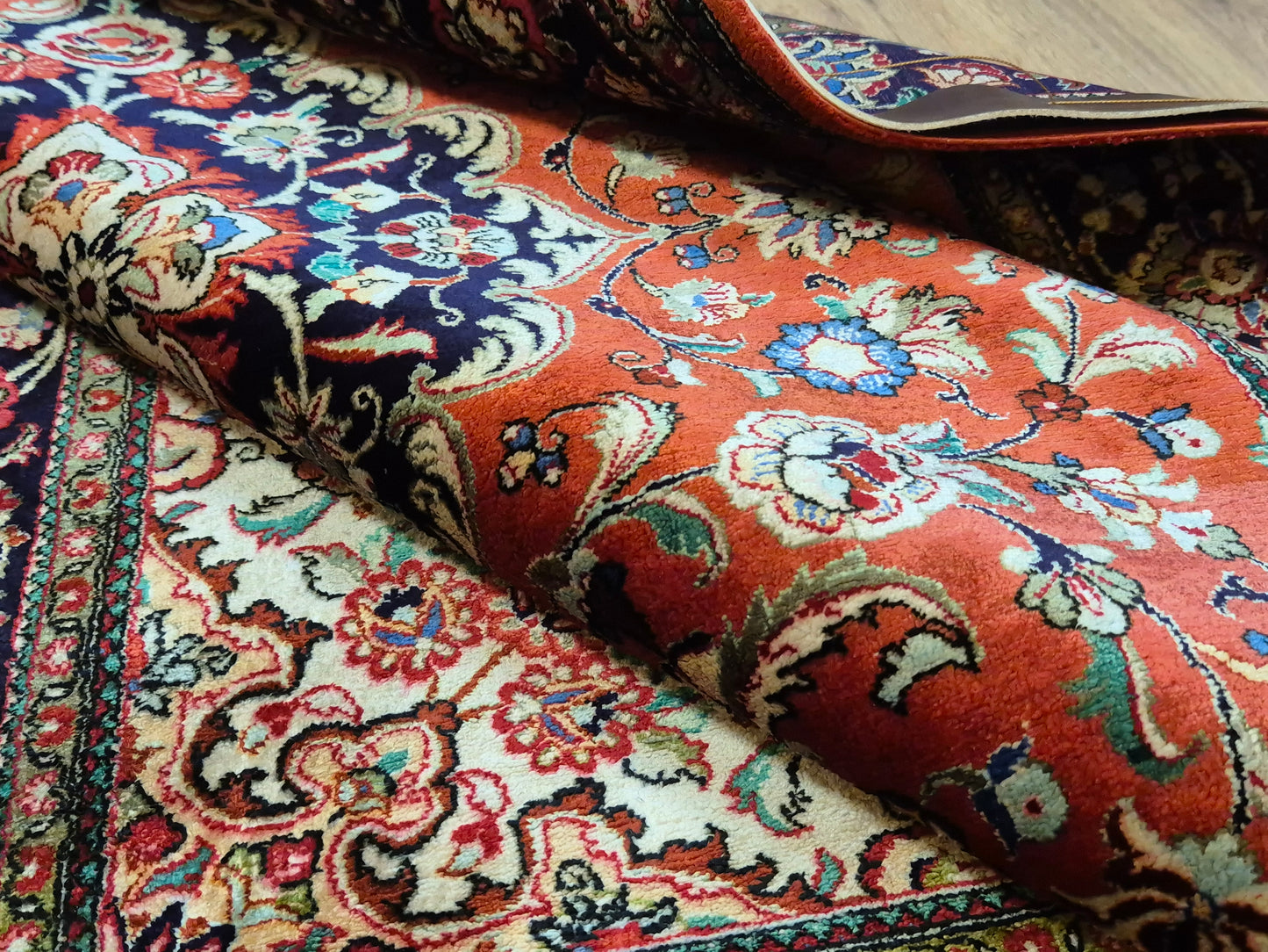 Ghom Teppich Seide auf Seide fein detailliertes Medaillonmuster