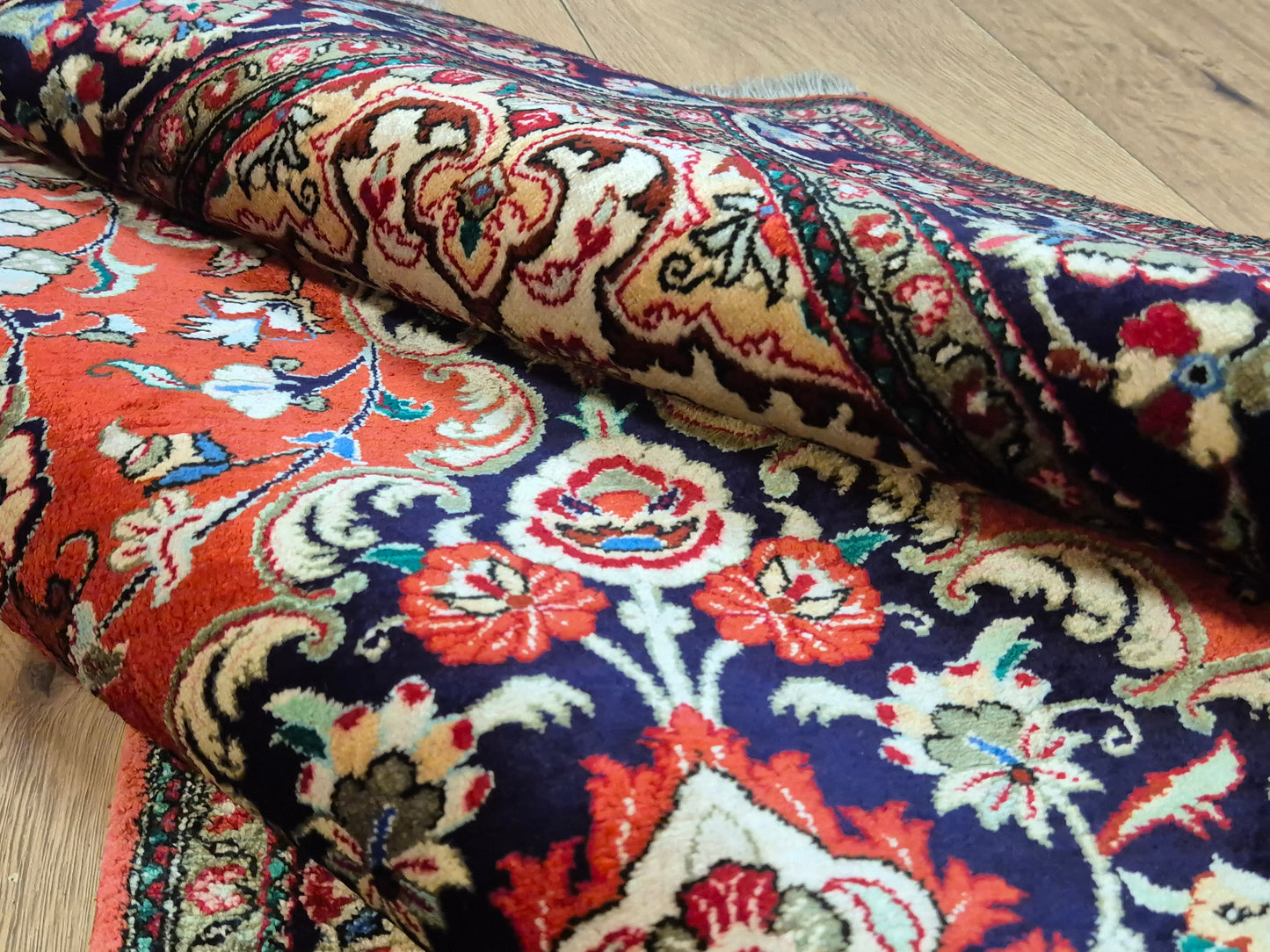 Ghom Teppich Seide auf Seide fein detailliertes Medaillonmuster