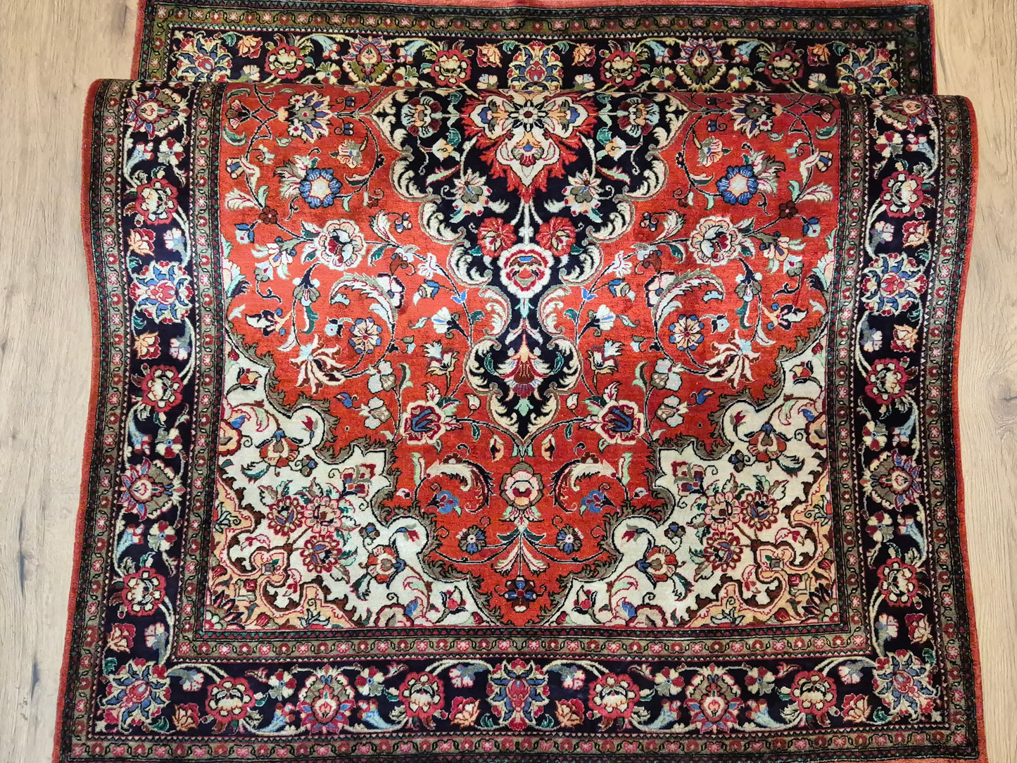 Ghom Teppich Seide auf Seide fein detailliertes Medaillonmuster