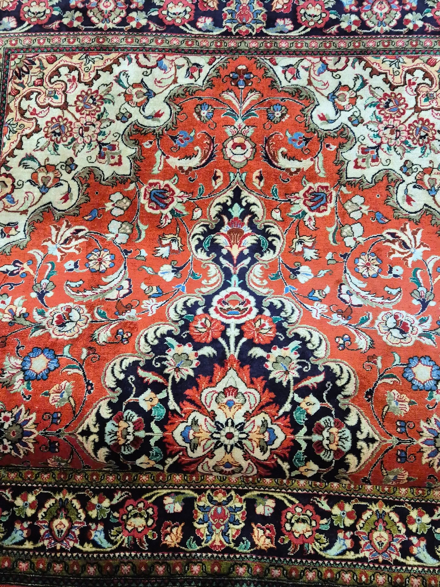 Ghom Teppich Seide auf Seide fein detailliertes Medaillonmuster