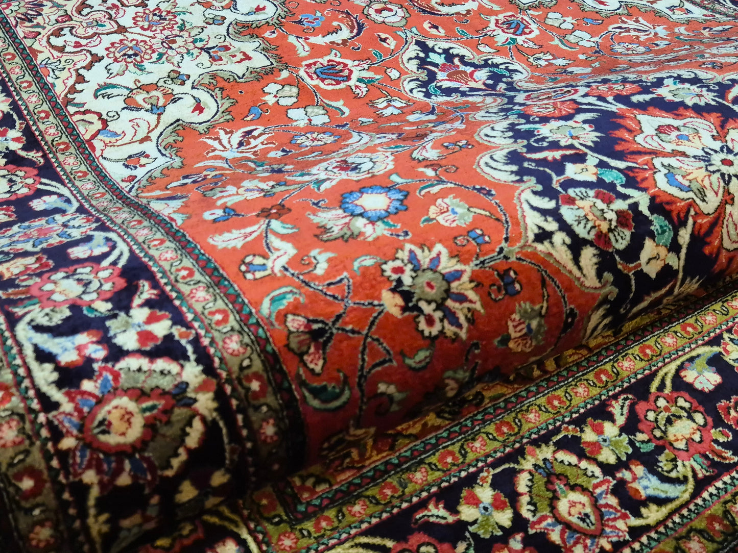 Ghom Teppich Seide auf Seide fein detailliertes Medaillonmuster