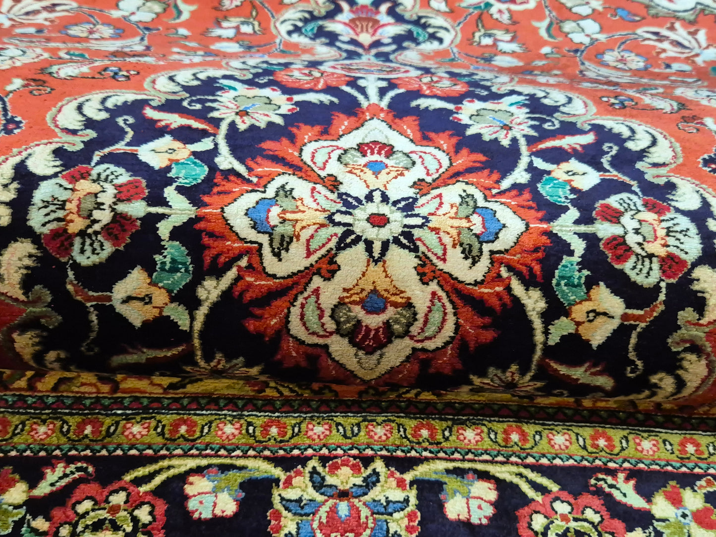 Ghom Teppich Seide auf Seide fein detailliertes Medaillonmuster