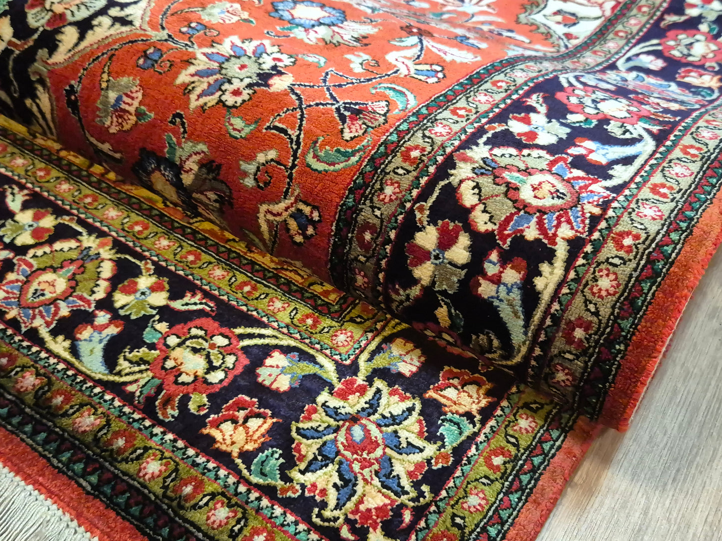 Ghom Teppich Seide auf Seide fein detailliertes Medaillonmuster