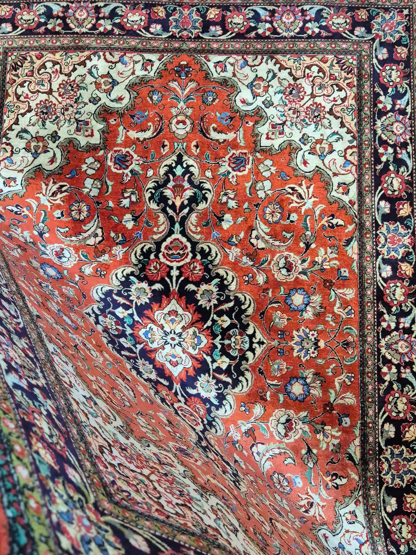 Ghom Teppich Seide auf Seide fein detailliertes Medaillonmuster