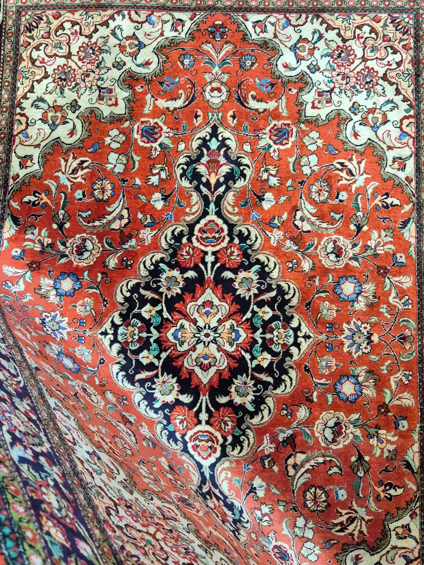 Ghom Teppich Seide auf Seide fein detailliertes Medaillonmuster