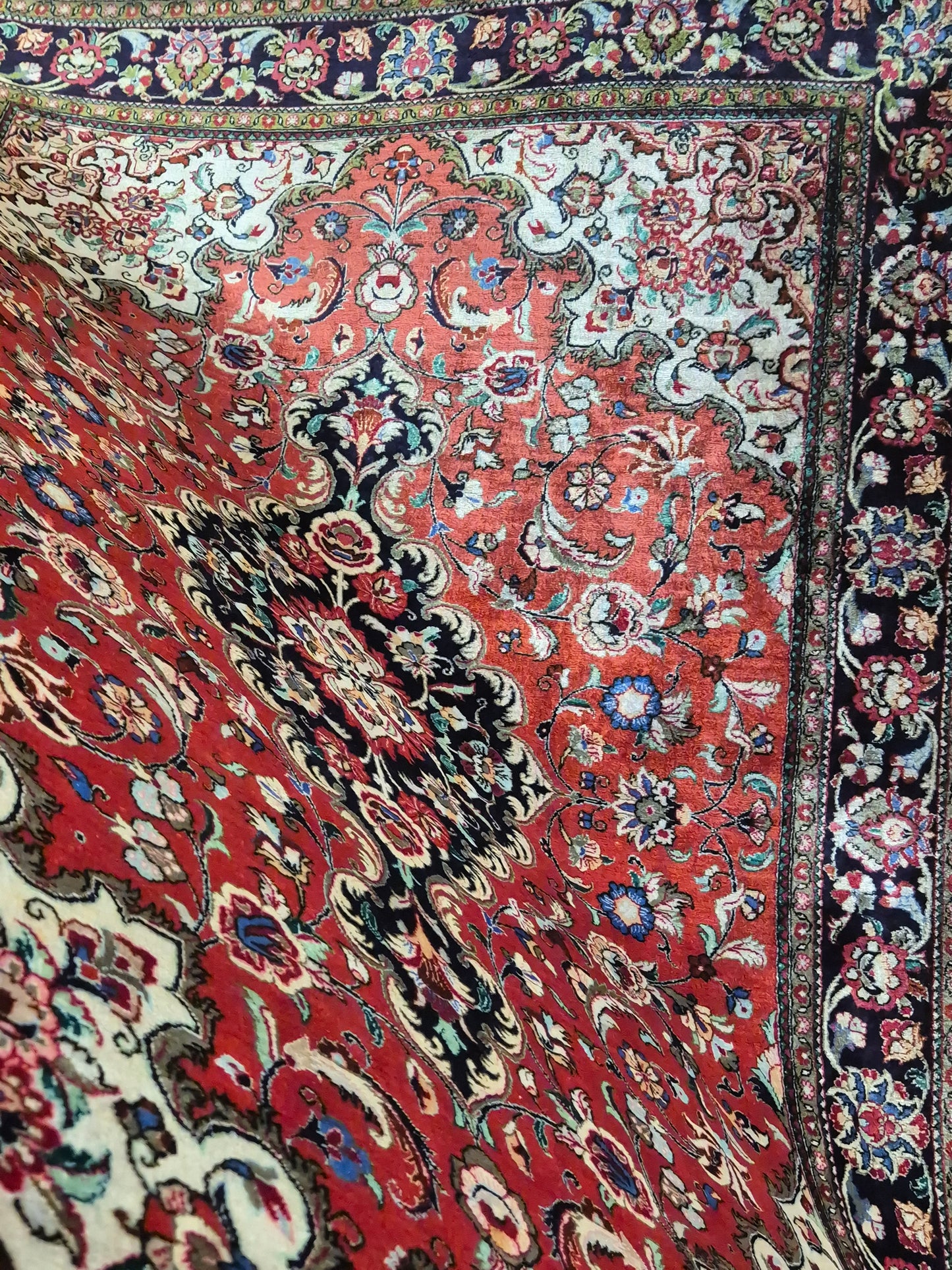 Ghom Teppich Seide auf Seide fein detailliertes Medaillonmuster