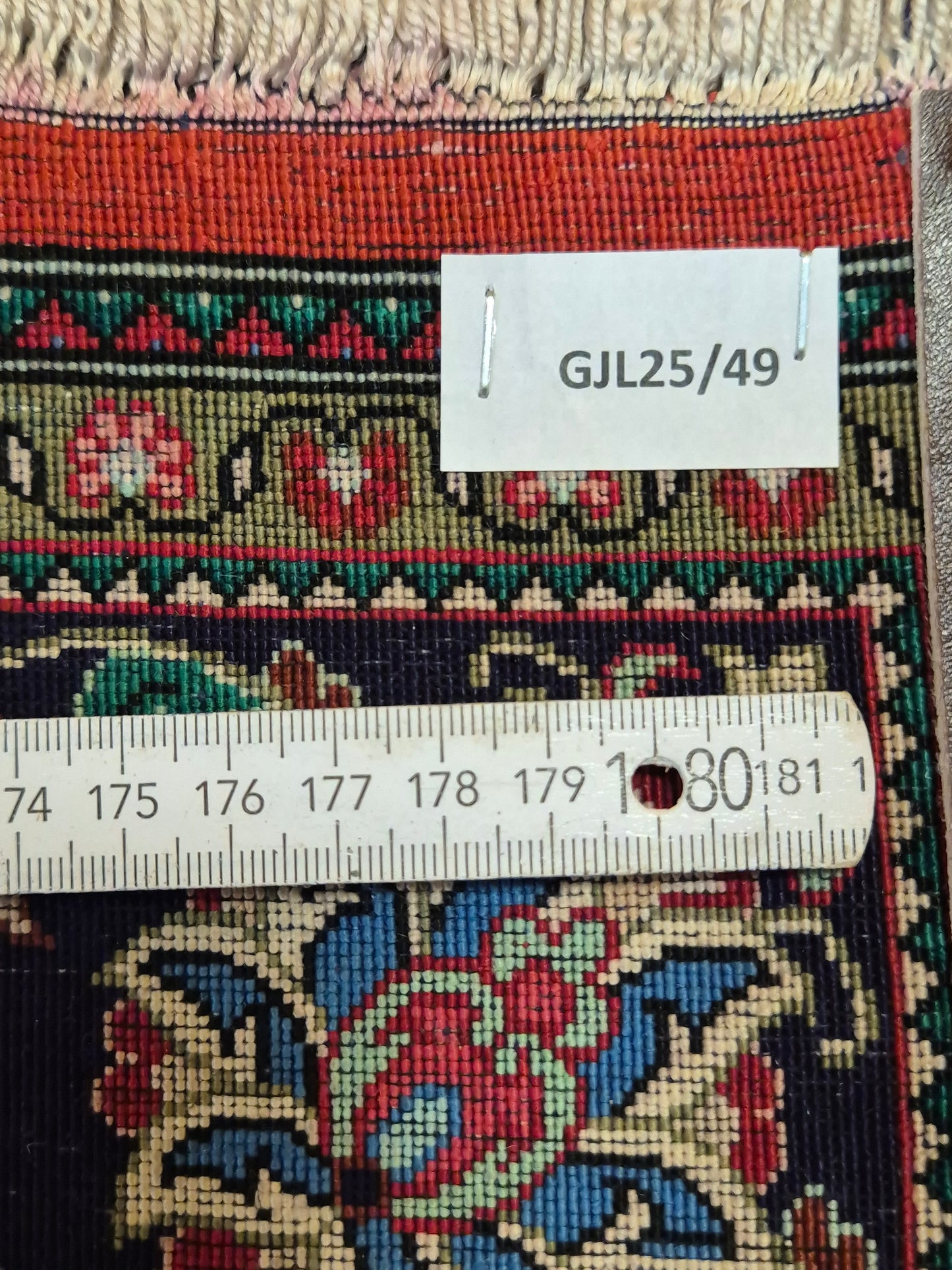 Ghom Teppich Seide auf Seide fein detailliertes Medaillonmuster