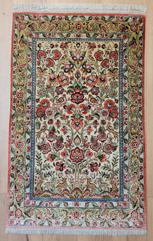 Ghom Seide auf Seide Teppich florales Gartenmotiv feine Knüpfung