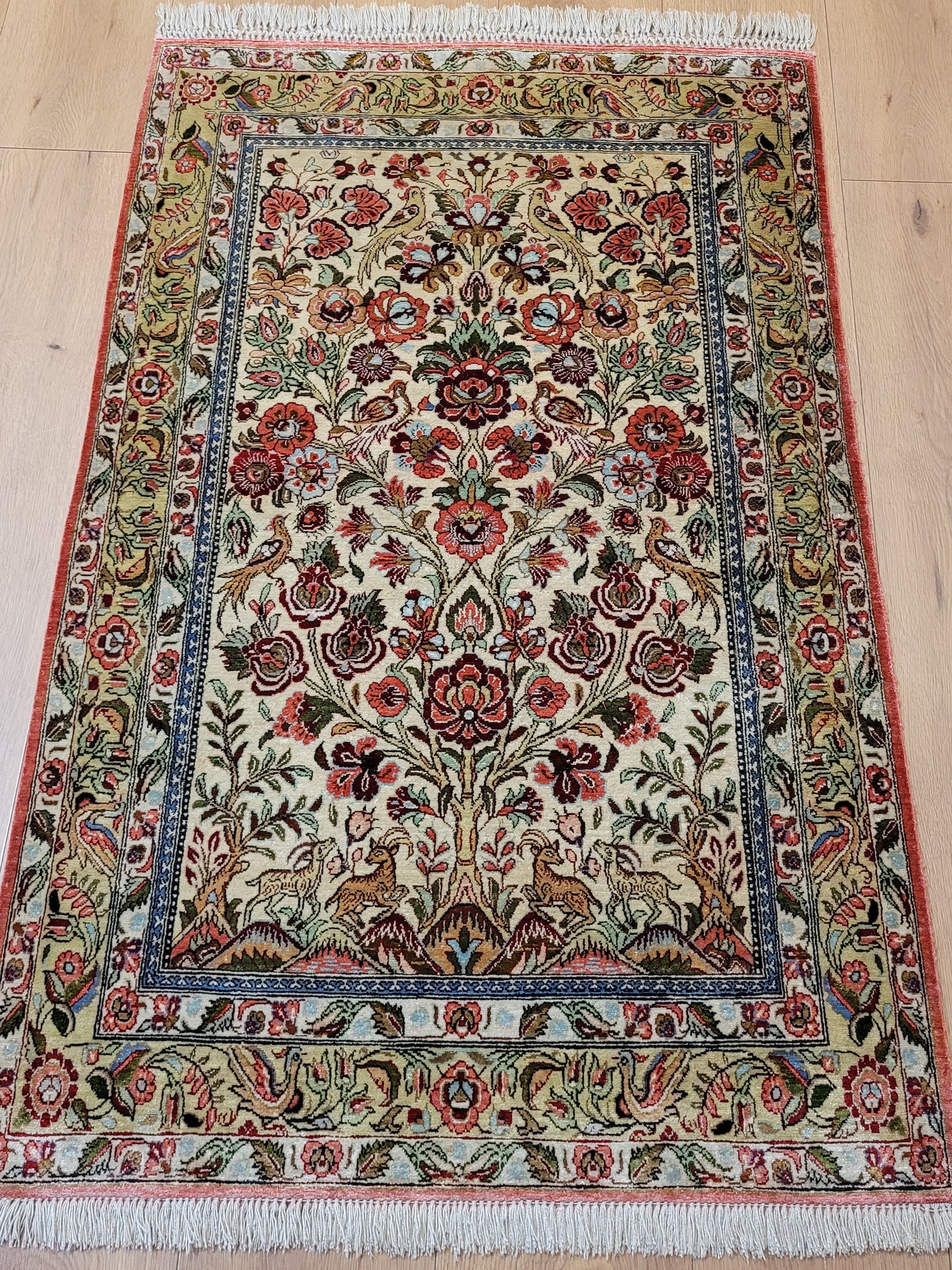 Ghom Seide auf Seide Teppich florales Gartenmotiv feine Knüpfung