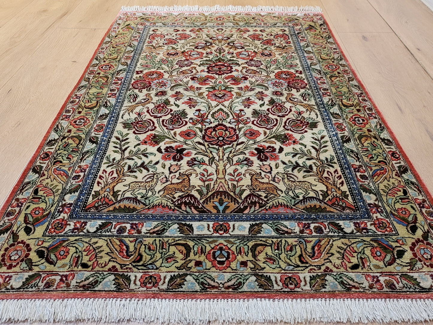 Ghom Seide auf Seide Teppich florales Gartenmotiv feine Knüpfung