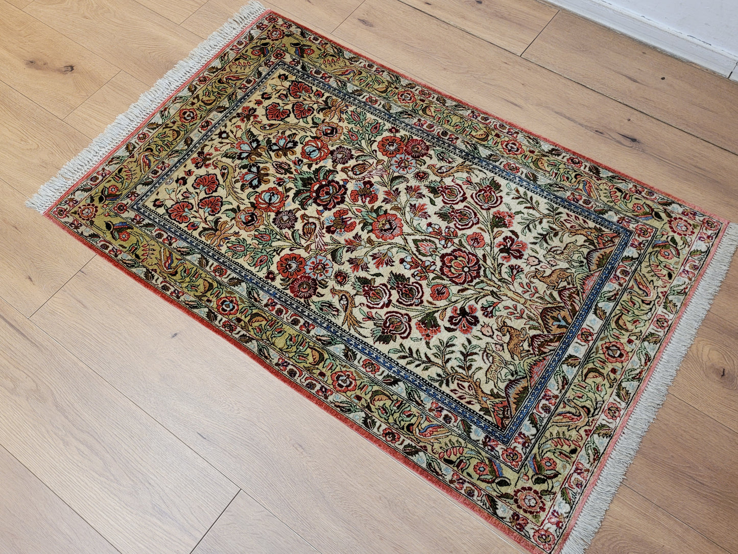 Ghom Seide auf Seide Teppich florales Gartenmotiv feine Knüpfung