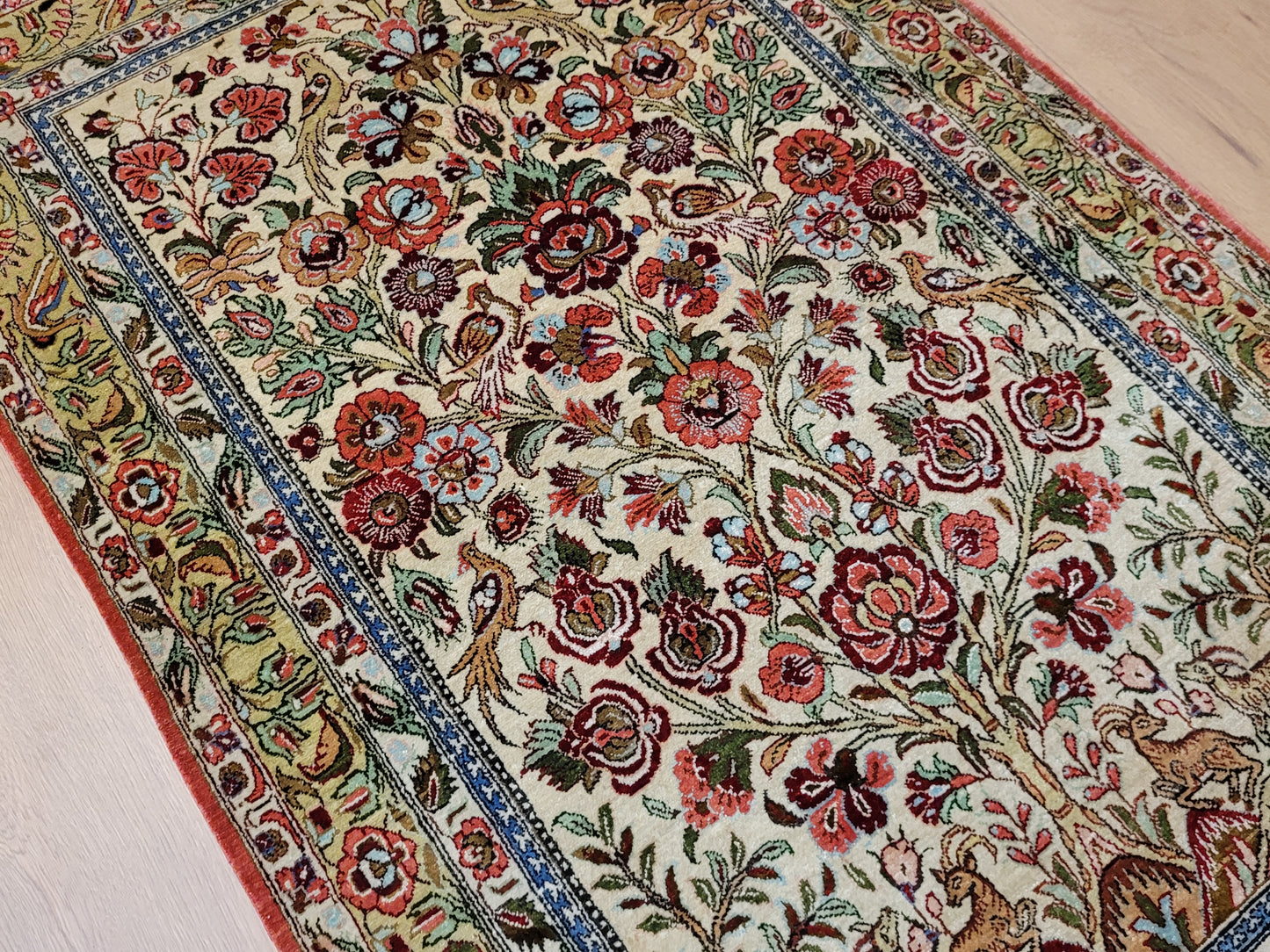 Ghom Seide auf Seide Teppich florales Gartenmotiv feine Knüpfung