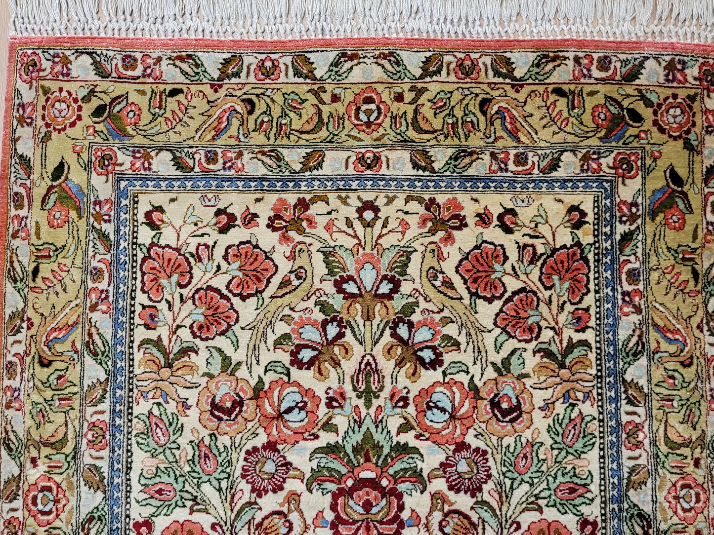 Ghom Seide auf Seide Teppich florales Gartenmotiv feine Knüpfung