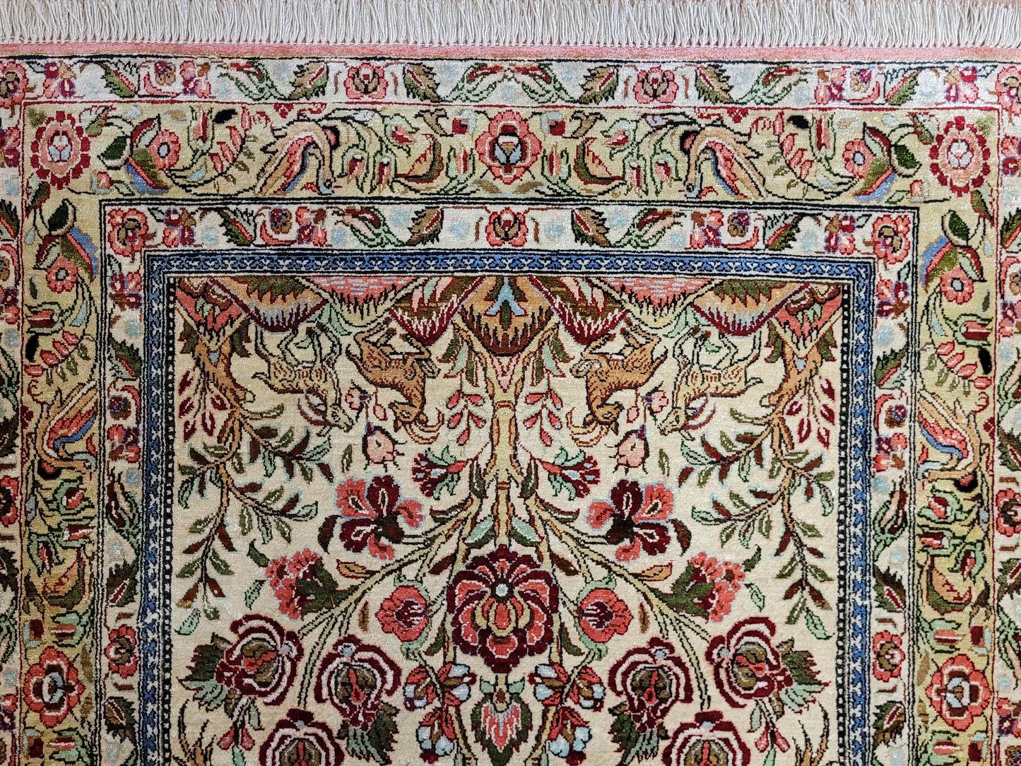 Ghom Seide auf Seide Teppich florales Gartenmotiv feine Knüpfung