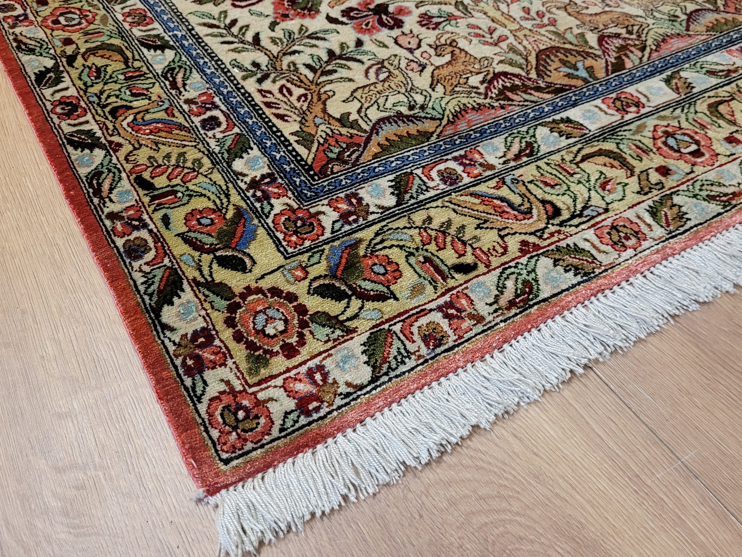 Ghom Seide auf Seide Teppich florales Gartenmotiv feine Knüpfung