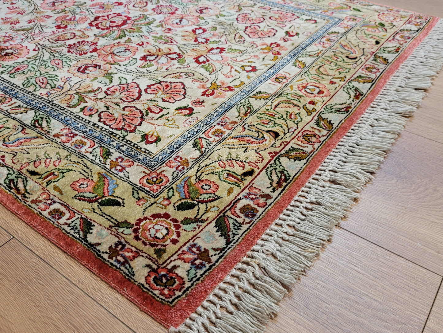 Ghom Seide auf Seide Teppich florales Gartenmotiv feine Knüpfung