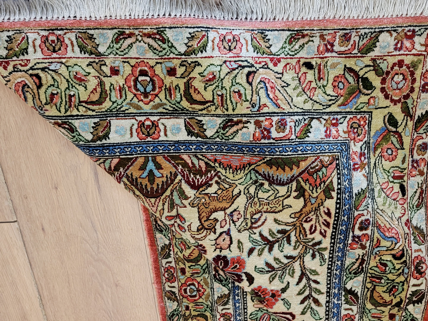 Ghom Seide auf Seide Teppich florales Gartenmotiv feine Knüpfung