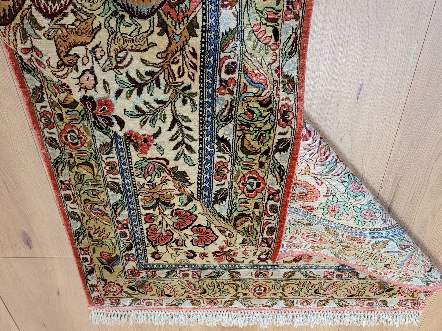 Ghom Seide auf Seide Teppich florales Gartenmotiv feine Knüpfung