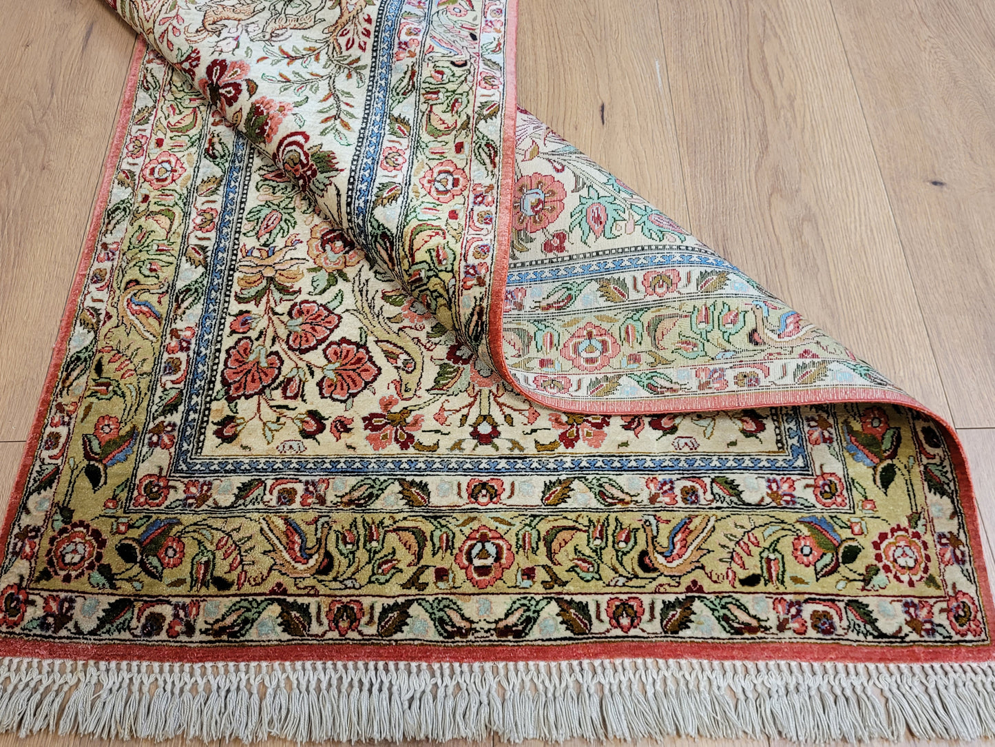 Ghom Seide auf Seide Teppich florales Gartenmotiv feine Knüpfung