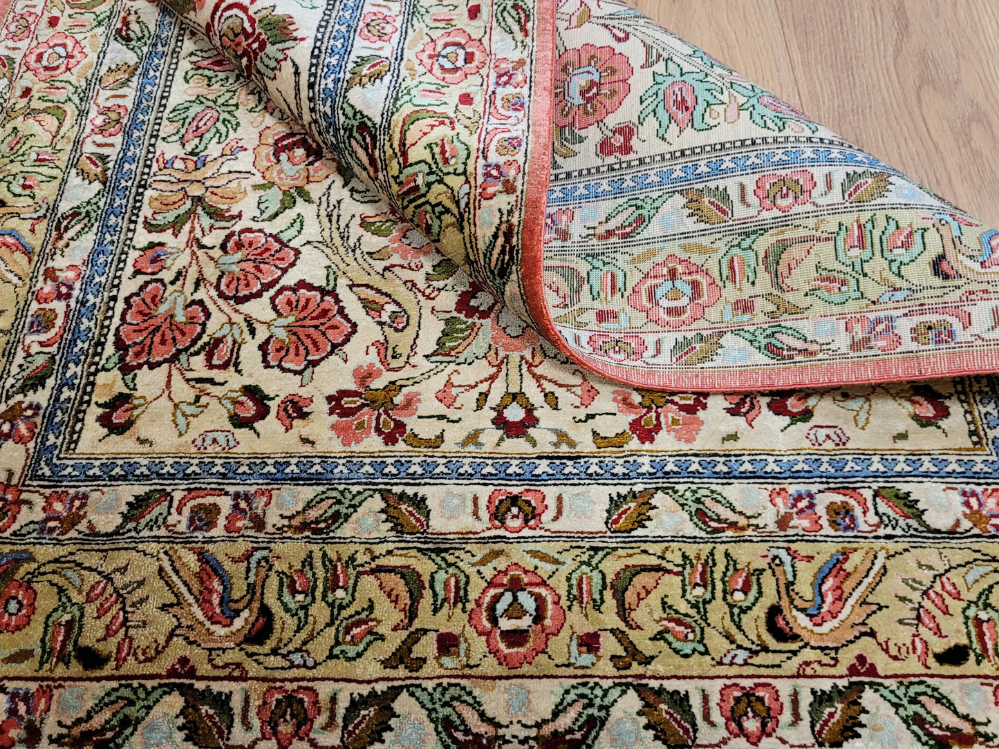 Ghom Seide auf Seide Teppich florales Gartenmotiv feine Knüpfung