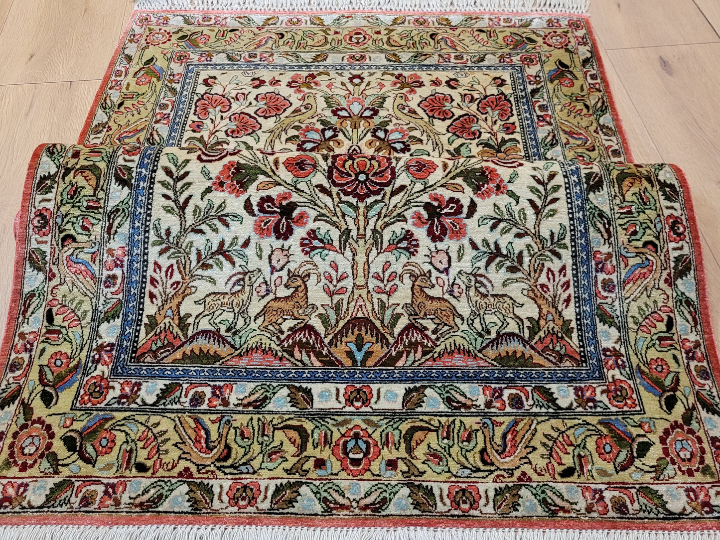 Ghom Seide auf Seide Teppich florales Gartenmotiv feine Knüpfung