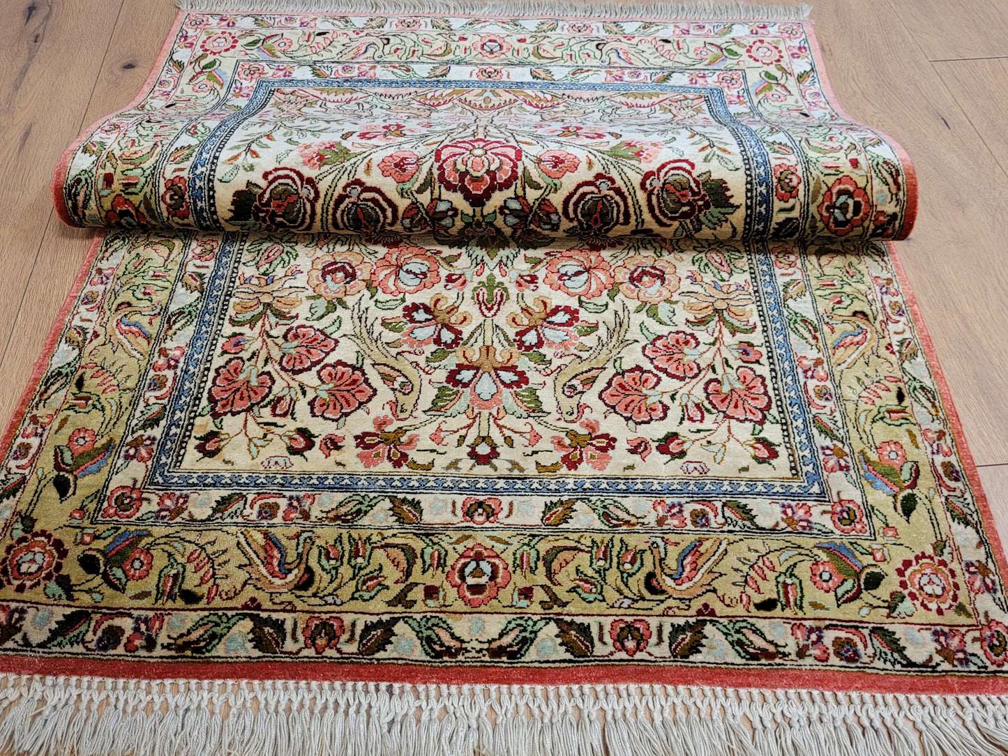 Ghom Seide auf Seide Teppich florales Gartenmotiv feine Knüpfung