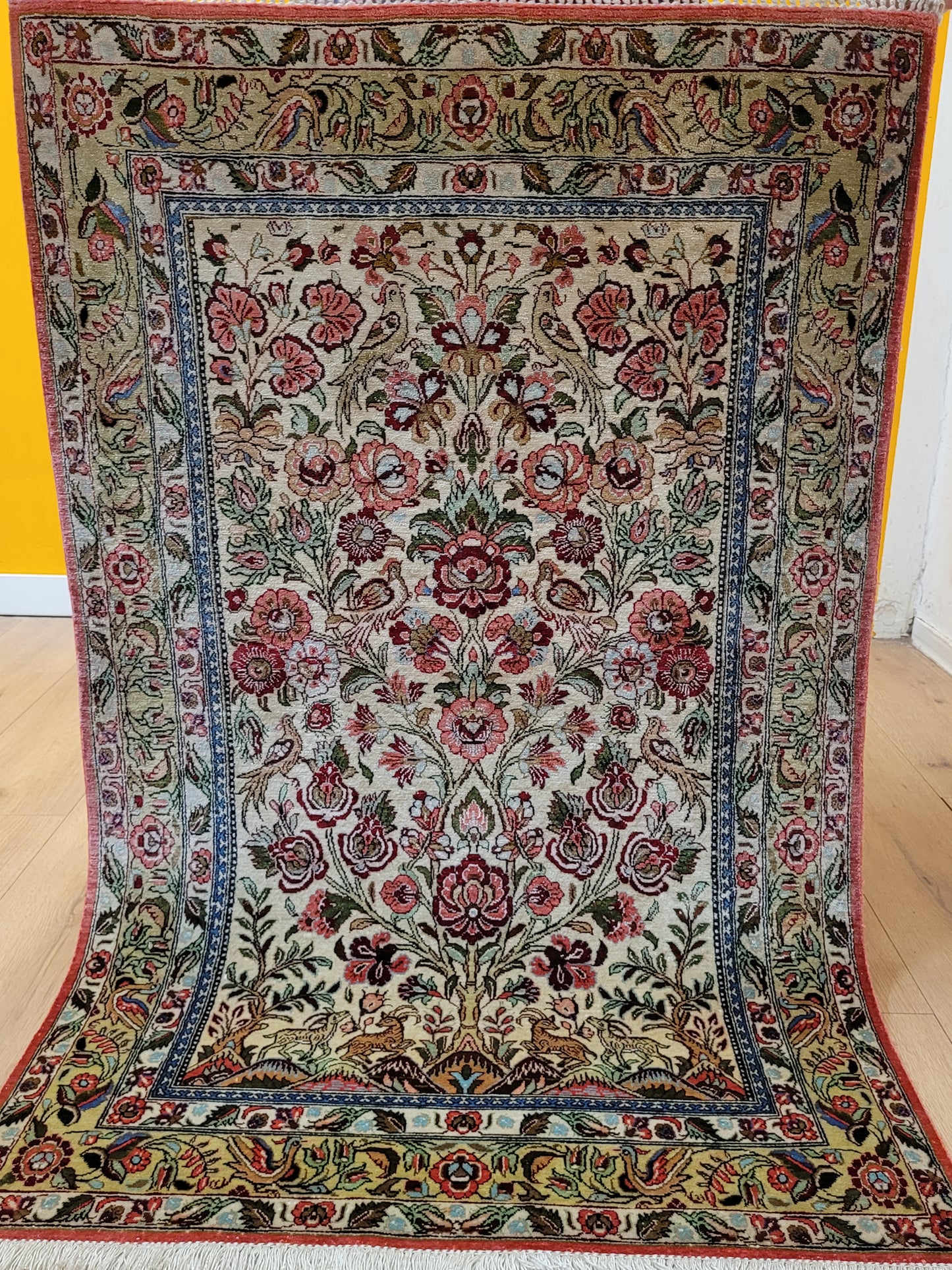 Ghom Seide auf Seide Teppich florales Gartenmotiv feine Knüpfung