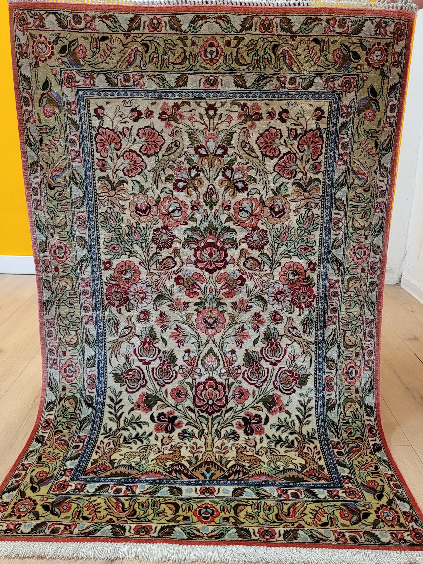 Ghom Seide auf Seide Teppich florales Gartenmotiv feine Knüpfung