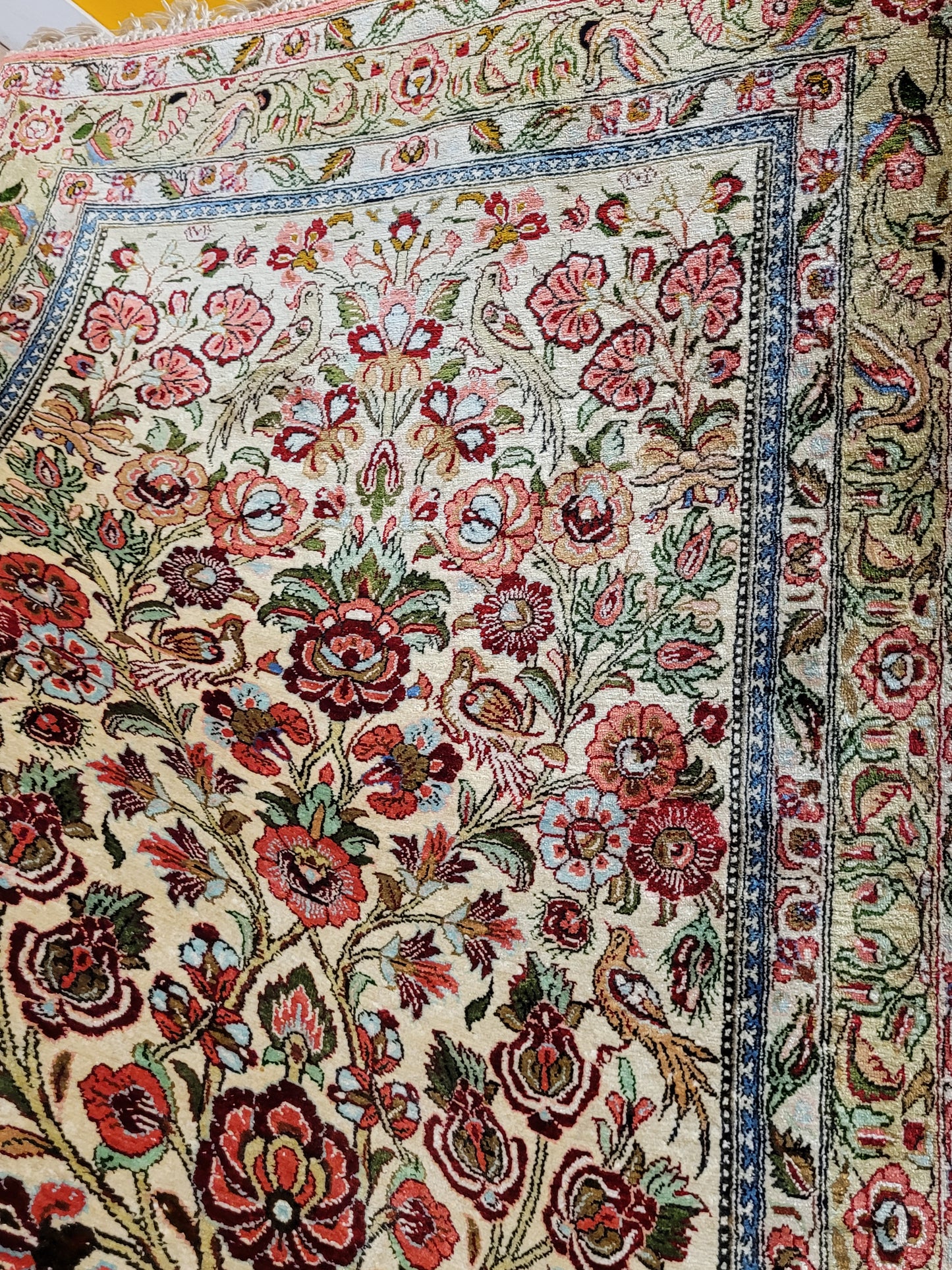 Ghom Seide auf Seide Teppich florales Gartenmotiv feine Knüpfung