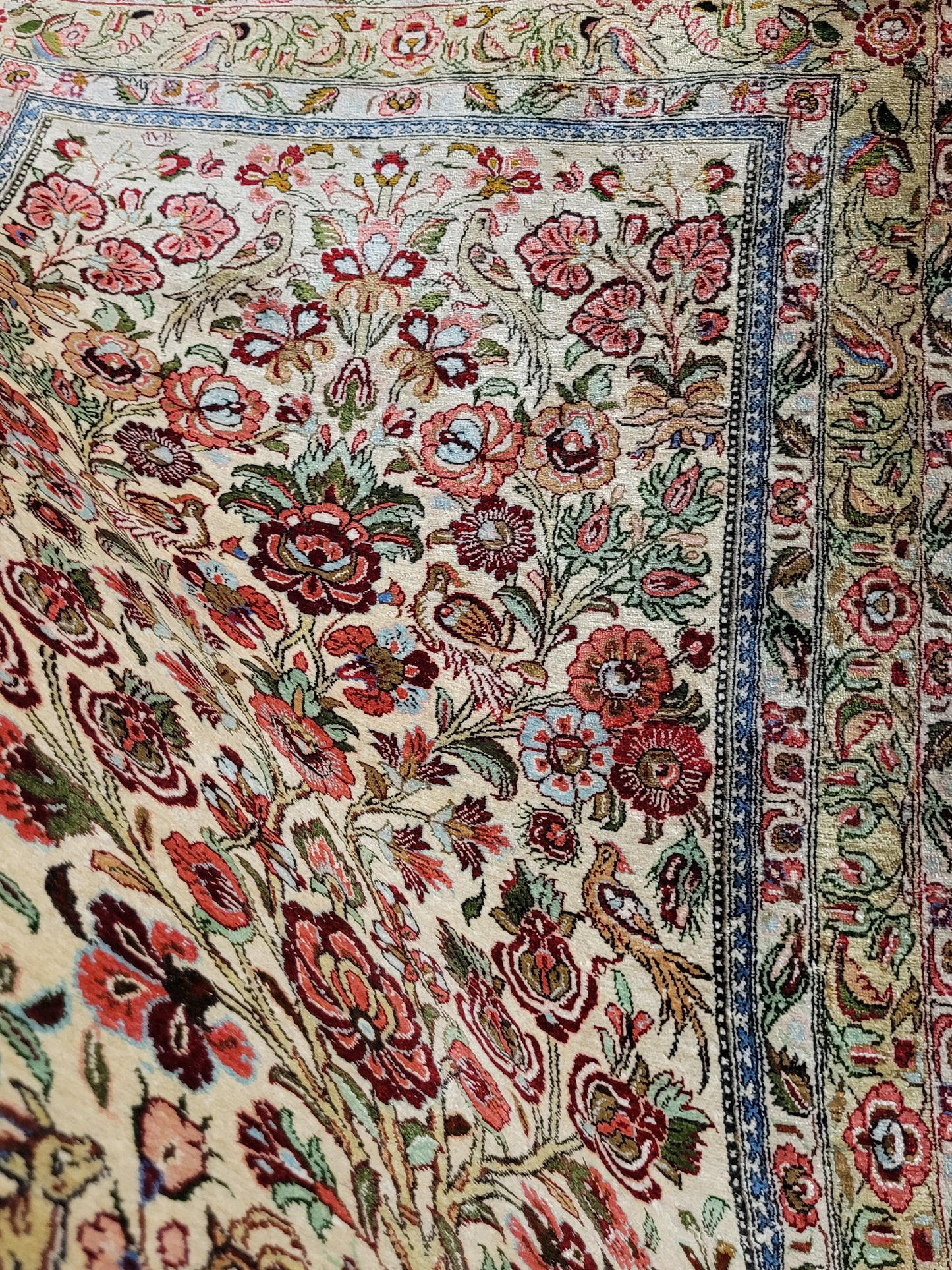 Ghom Seide auf Seide Teppich florales Gartenmotiv feine Knüpfung