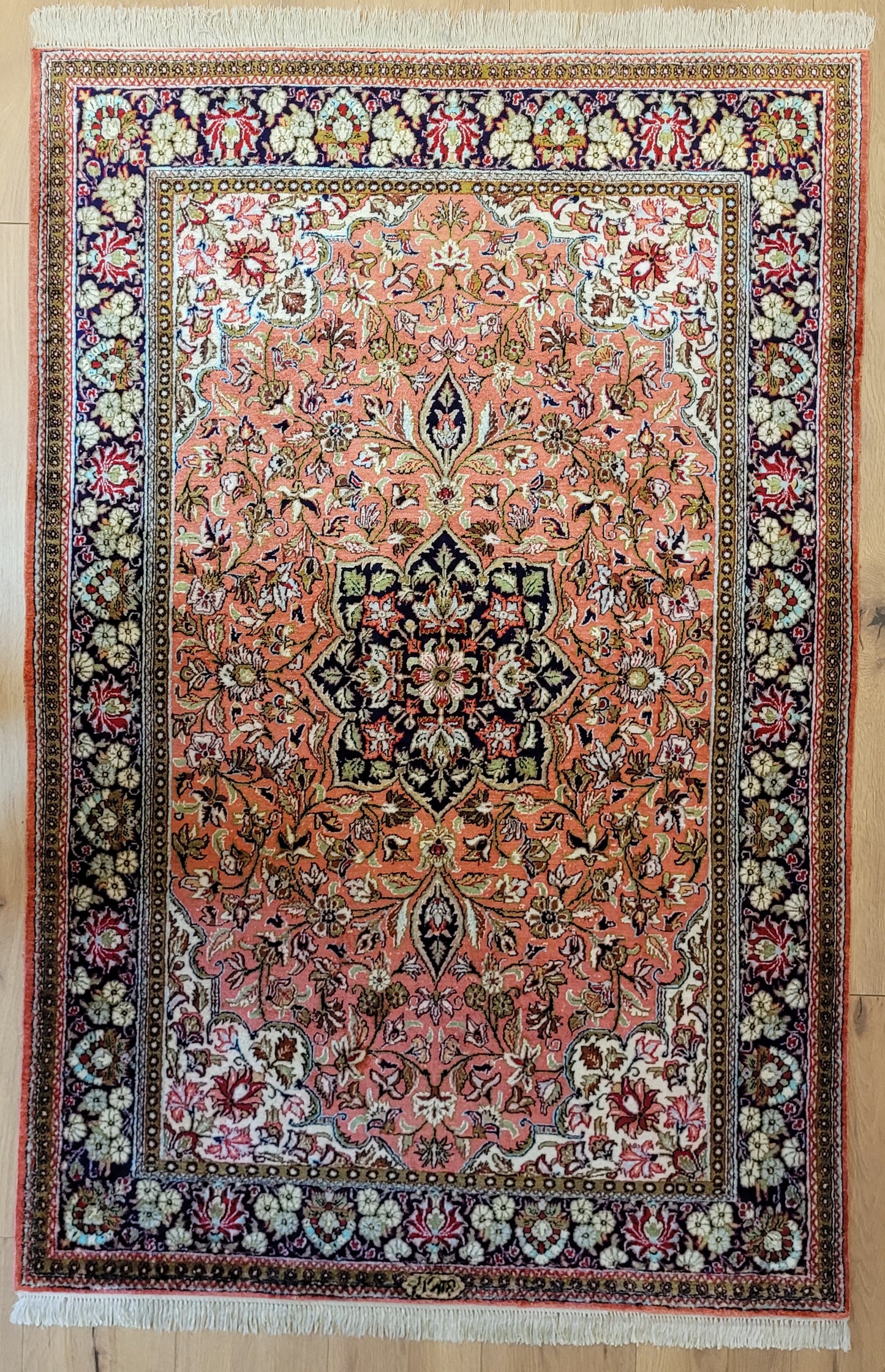 Ghom Seide auf Seide Teppich signiert florales Medaillon feine Knüpfung