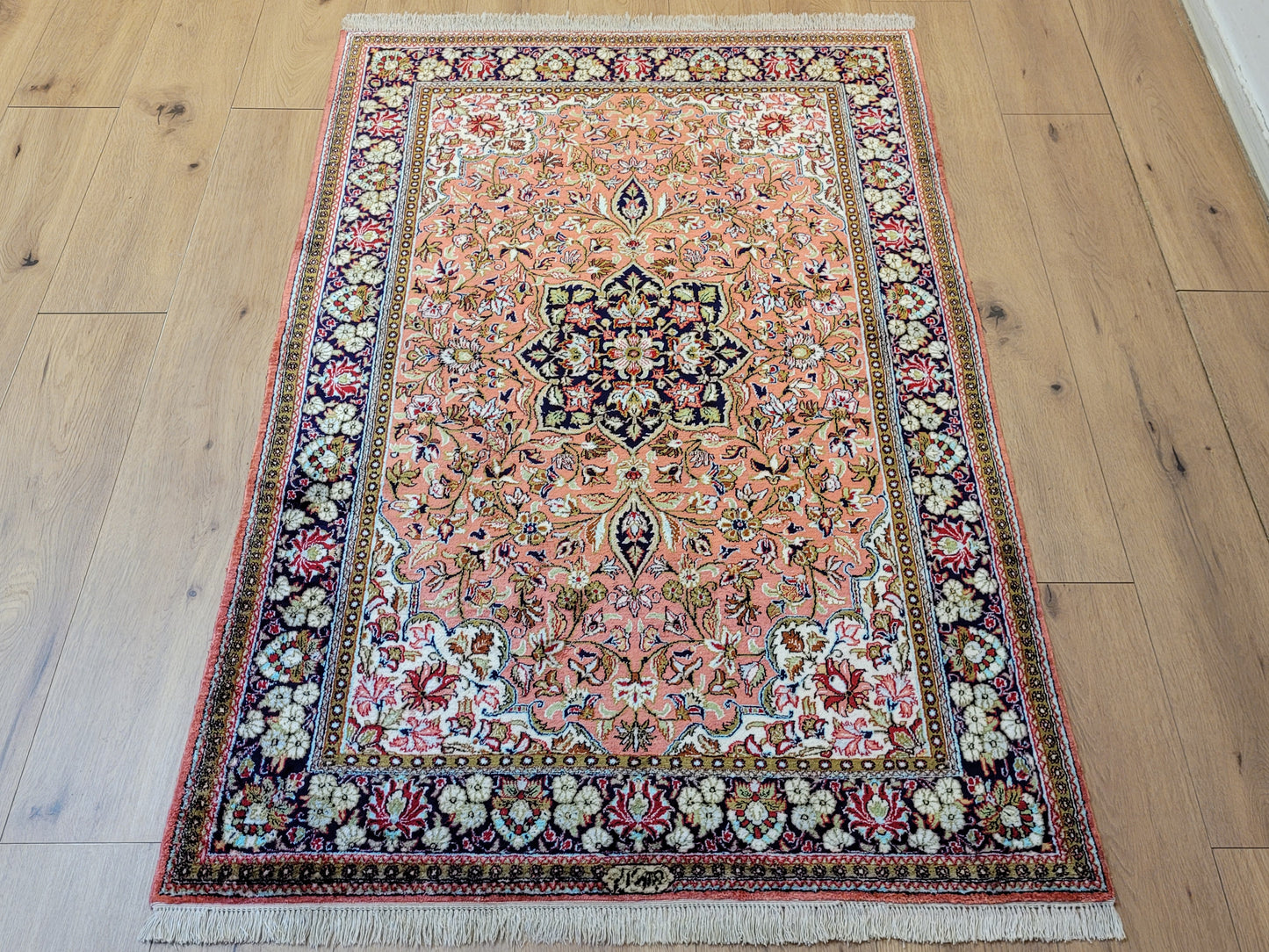 Ghom Seide auf Seide Teppich signiert florales Medaillon feine Knüpfung