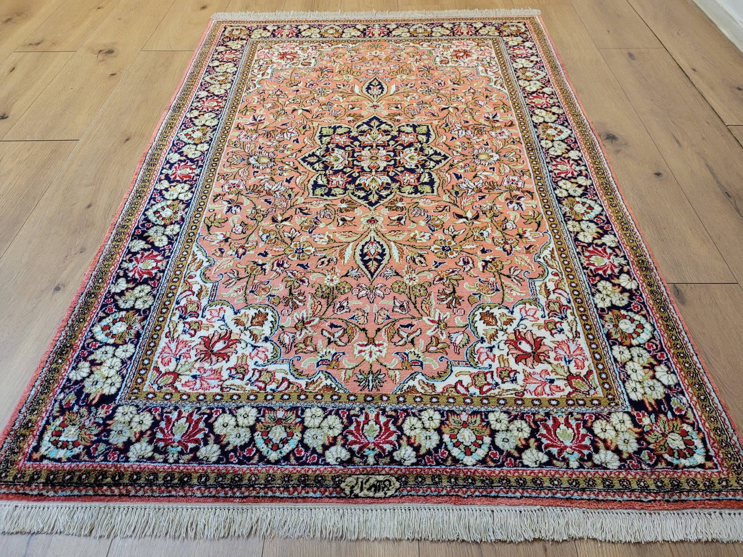 Ghom Seide auf Seide Teppich signiert florales Medaillon feine Knüpfung